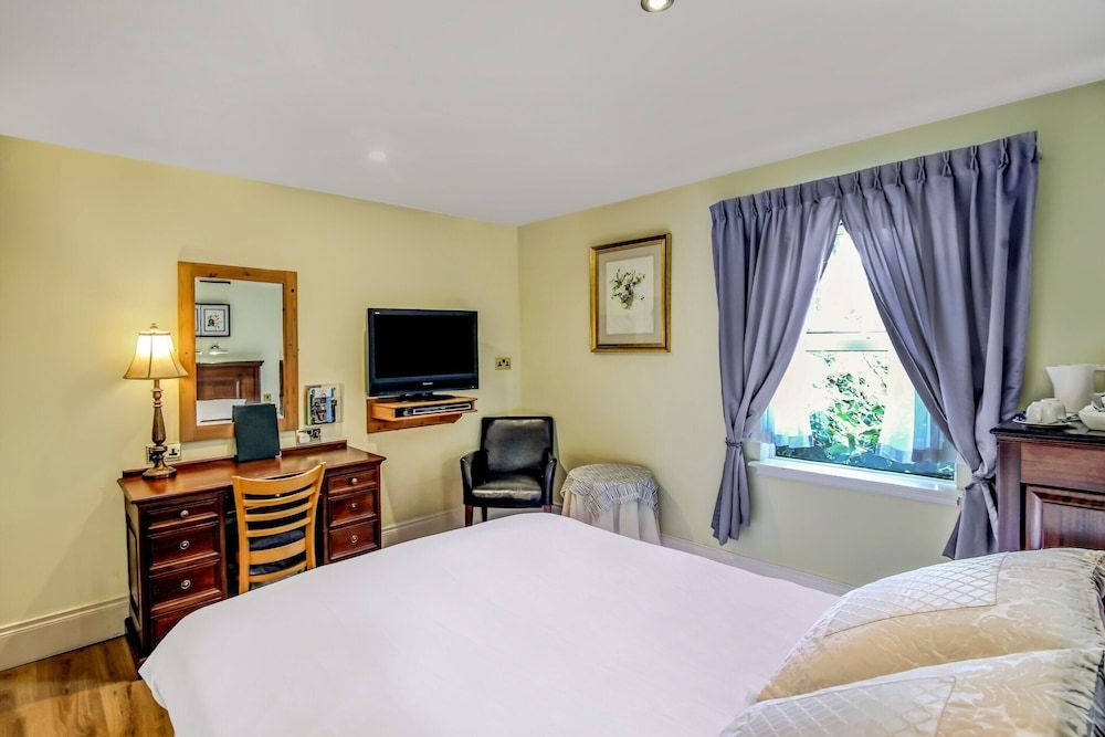 OYO Avenue House Deluxe Double Room, 1 Double Bed 7