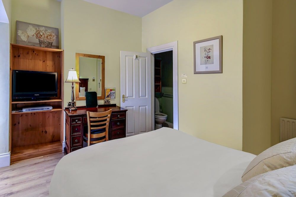 OYO Avenue House Deluxe Double Room, 1 Double Bed 2