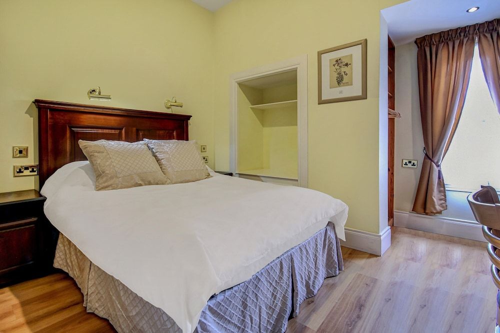 OYO Avenue House Deluxe Double Room, 1 Double Bed 4