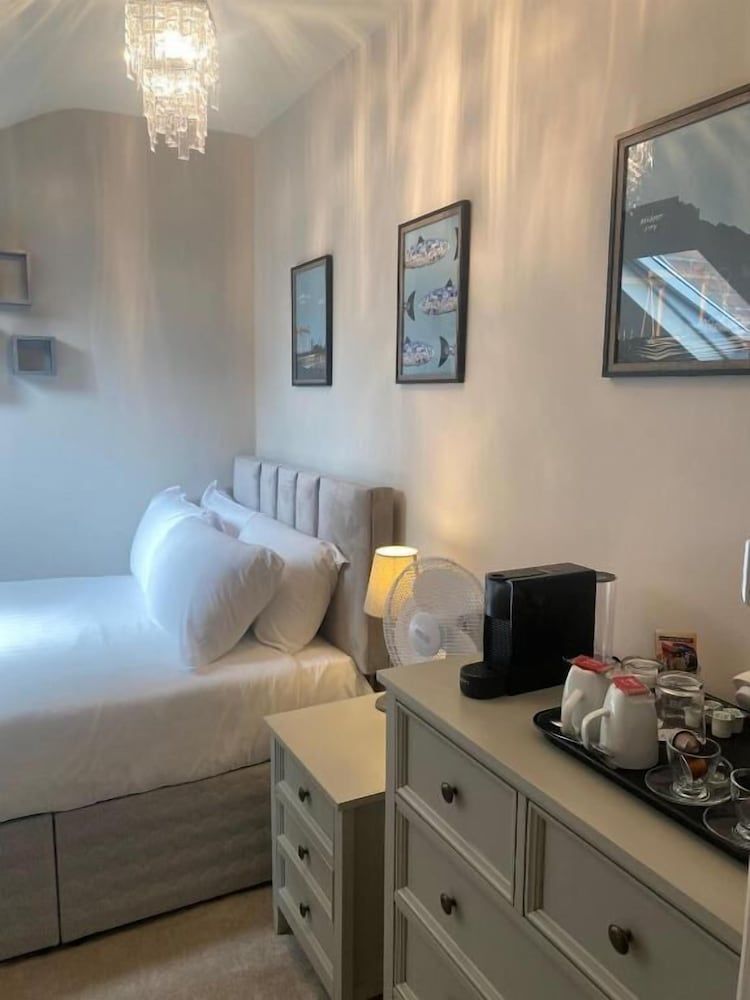 Gregory by the Warren Collection Economy Double Room 3