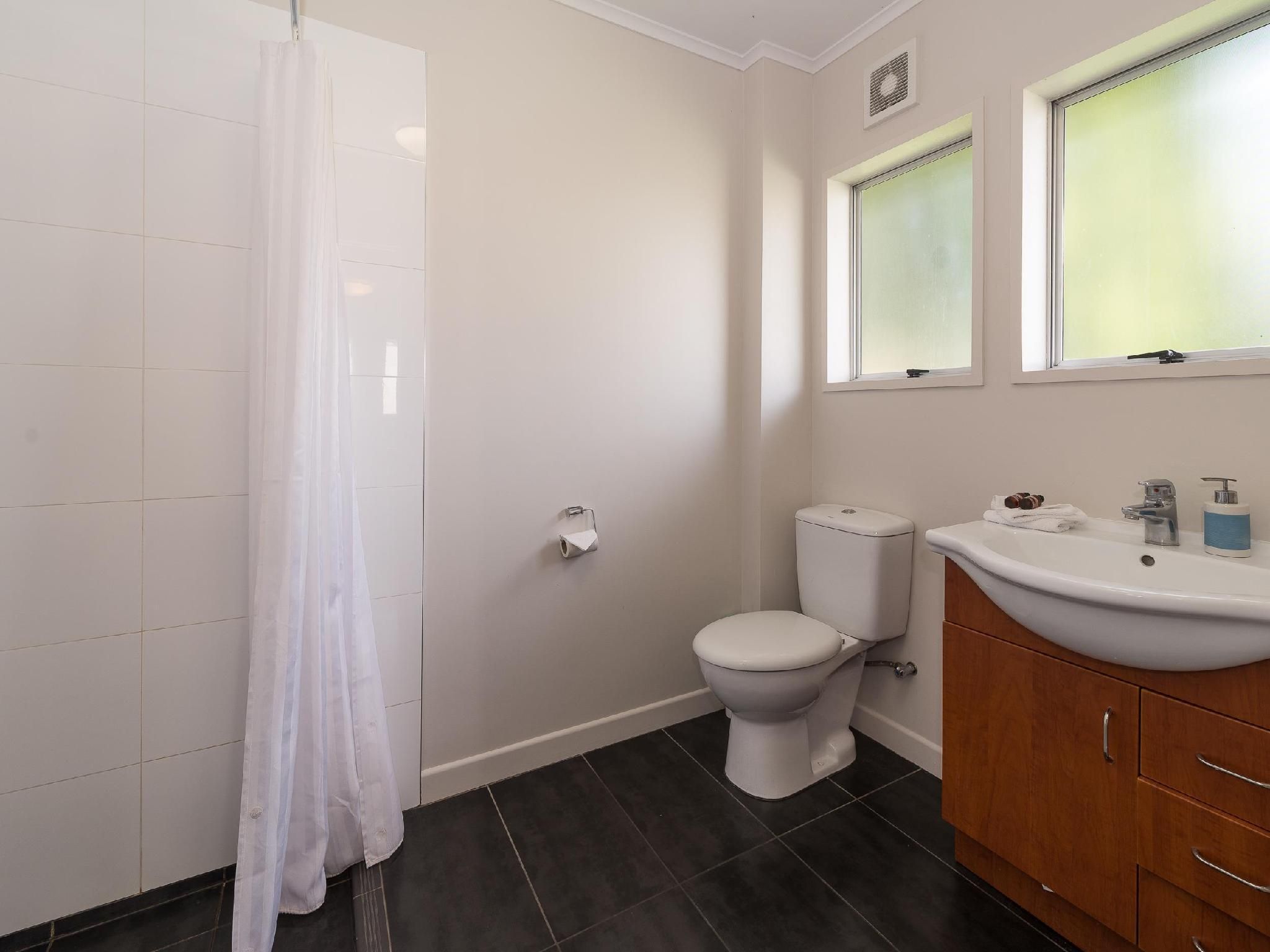 Red Rock Thermal Motel Deluxe Family Unit 3