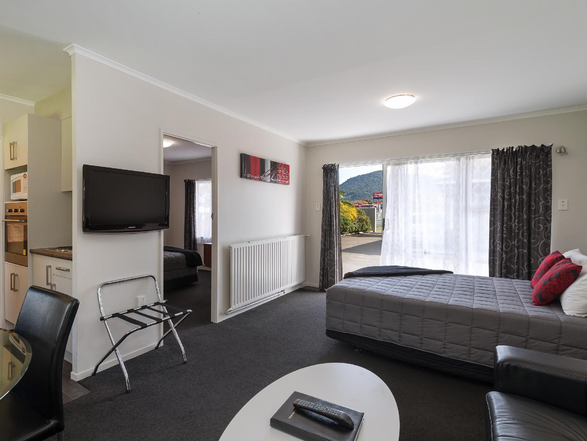1 Bedroom Deluxe Suite
