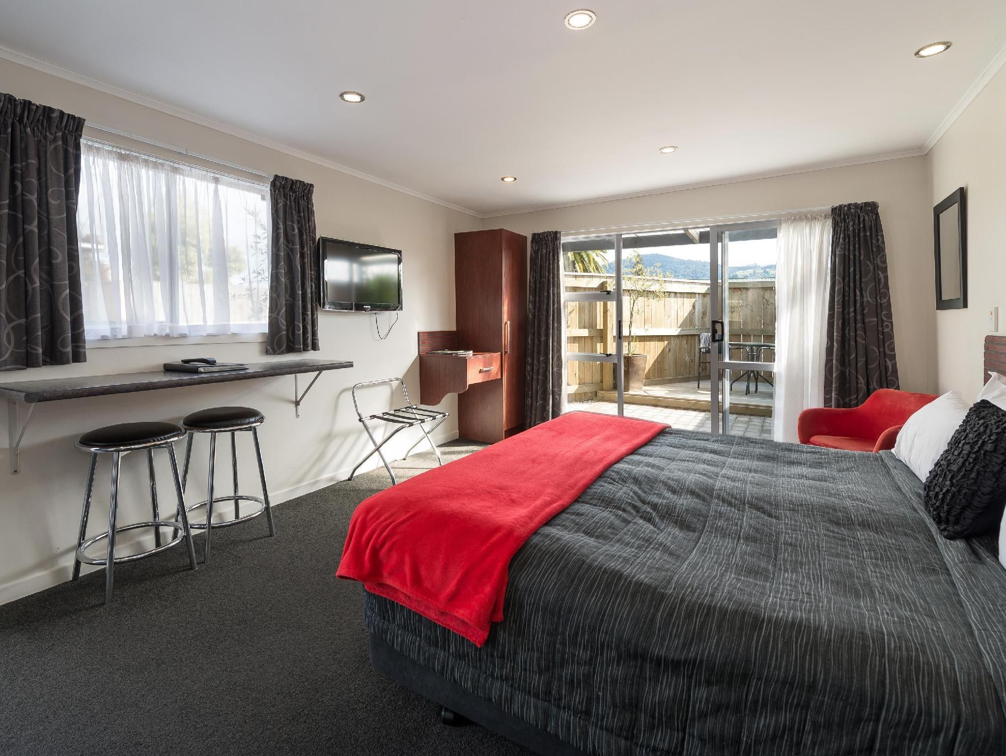 Red Rock Thermal Motel Deluxe Studio - Unit 7 2