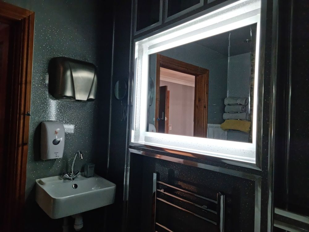 Castle Lodge B&B Family Room 17