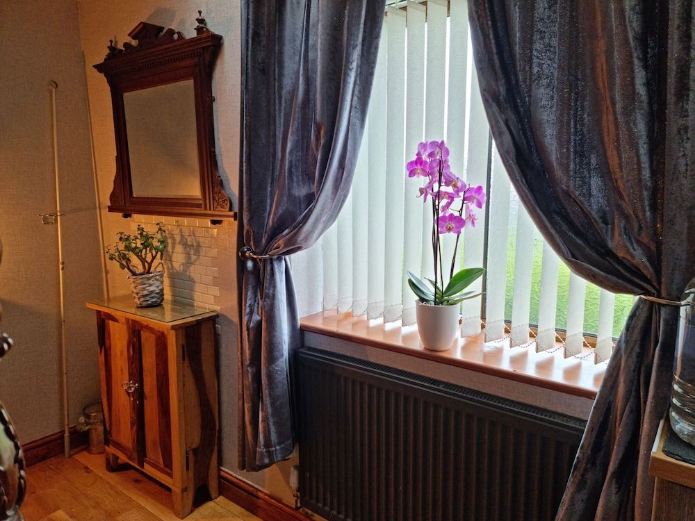 Castle Lodge B&B Family Room 6