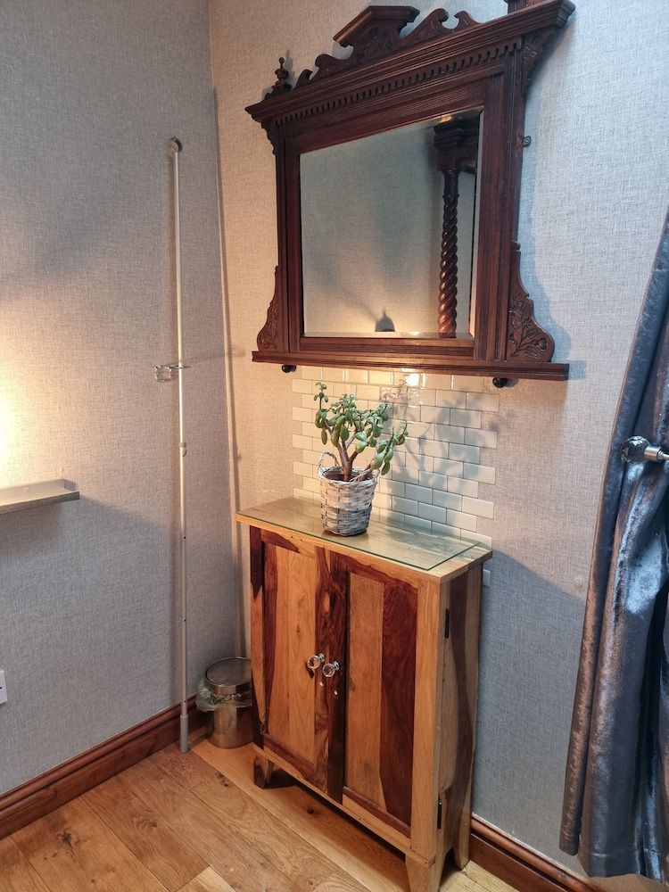 Castle Lodge B&B Family Room 11