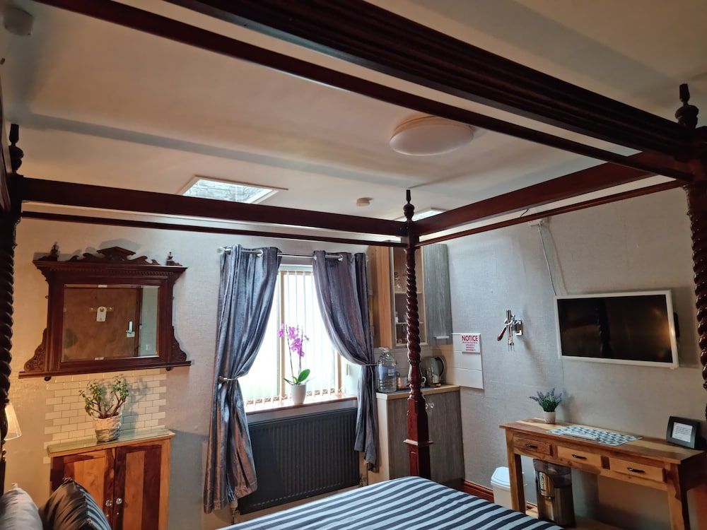 Castle Lodge B&B Family Room 10