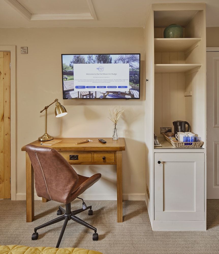 The Full Moon Inn Triple Room 6