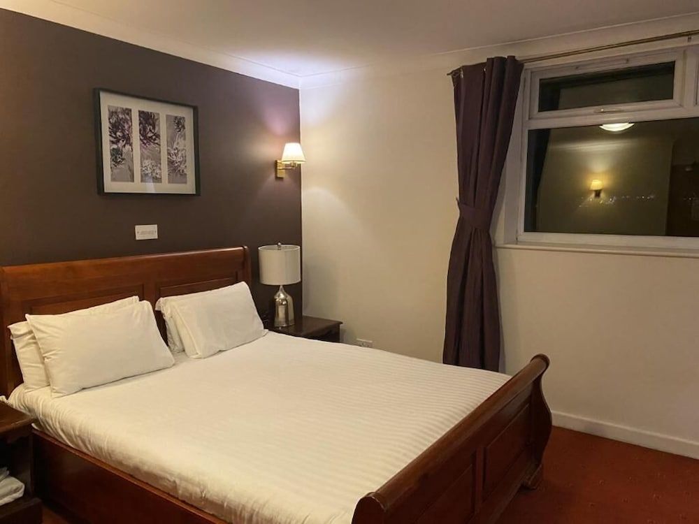 The Greyhound Hotel Standard Double Room, 1 Double Bed, Non Smoking, Bathtub 4