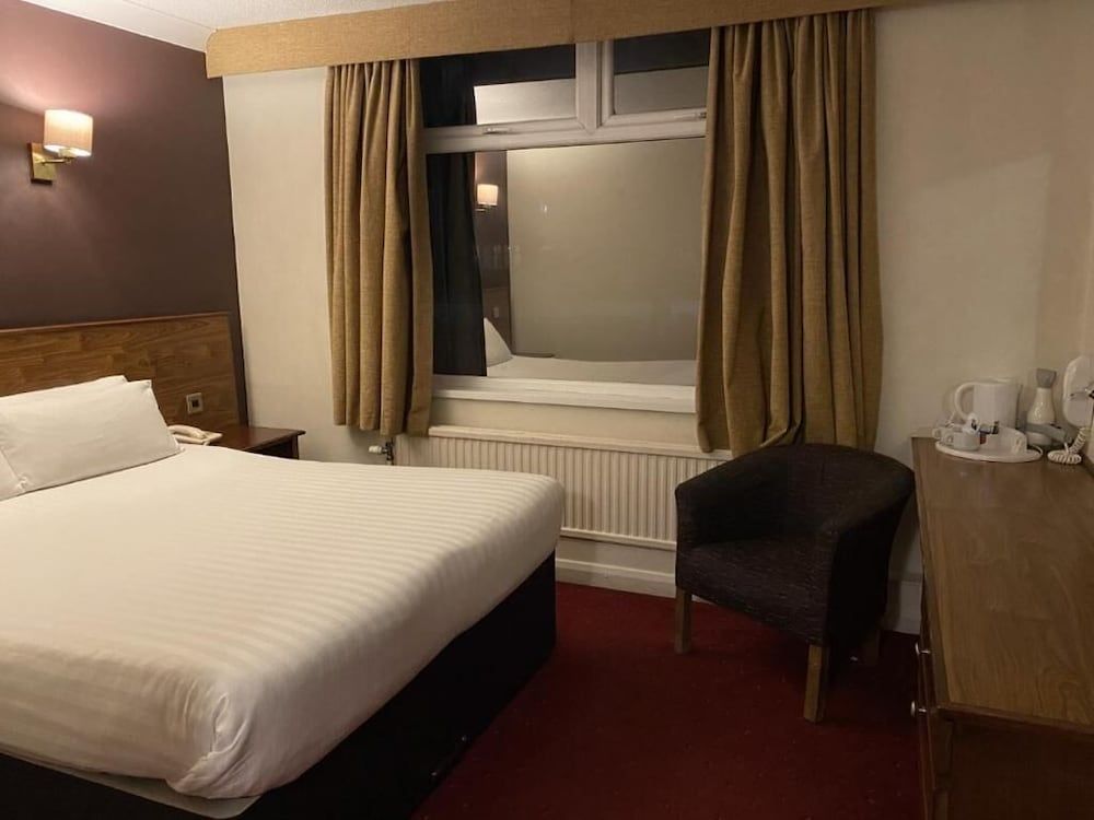 The Greyhound Hotel Standard Double Room, 1 Double Bed, Non Smoking, Bathtub 3