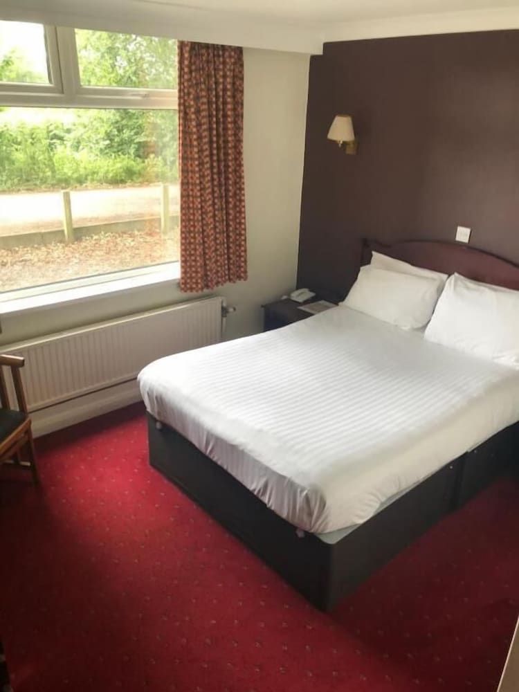 The Greyhound Hotel Standard Double Room, 1 Double Bed, Non Smoking, Bathtub 2