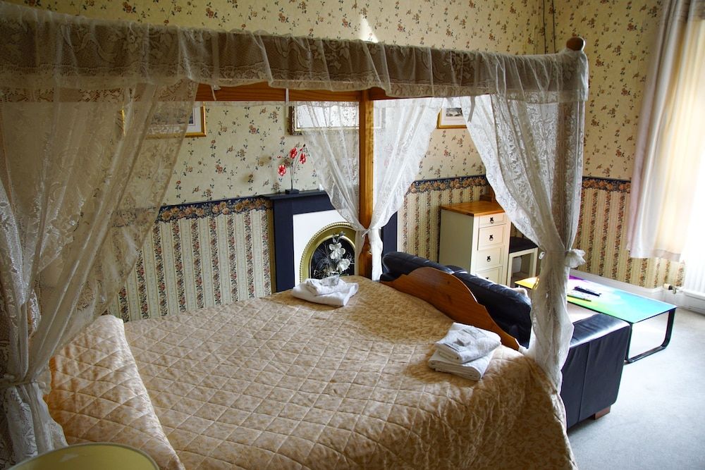 Four-Poster Room