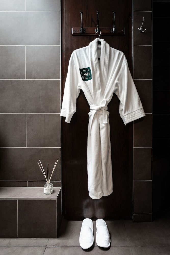 Staycations Maldon Suites Family Apartment, Private Bathroom, Courtyard View (The De Vere Suite) 11