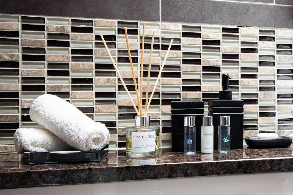 Staycations Maldon Suites Family Apartment, Private Bathroom, Courtyard View (The De Vere Suite) 12