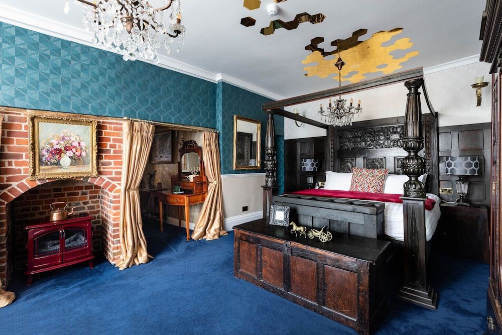 Staycations Maldon Suites Family Apartment, Private Bathroom, Courtyard View (The De Vere Suite) 17