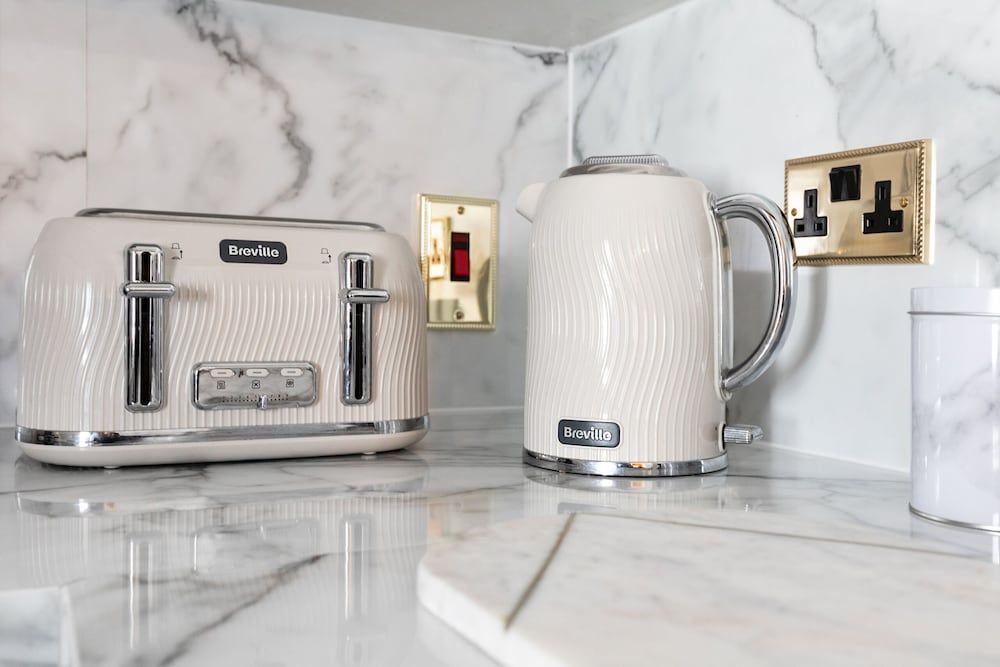 Staycations Maldon Suites Family Apartment, Private Bathroom, Courtyard View (The De Vere Suite) 22