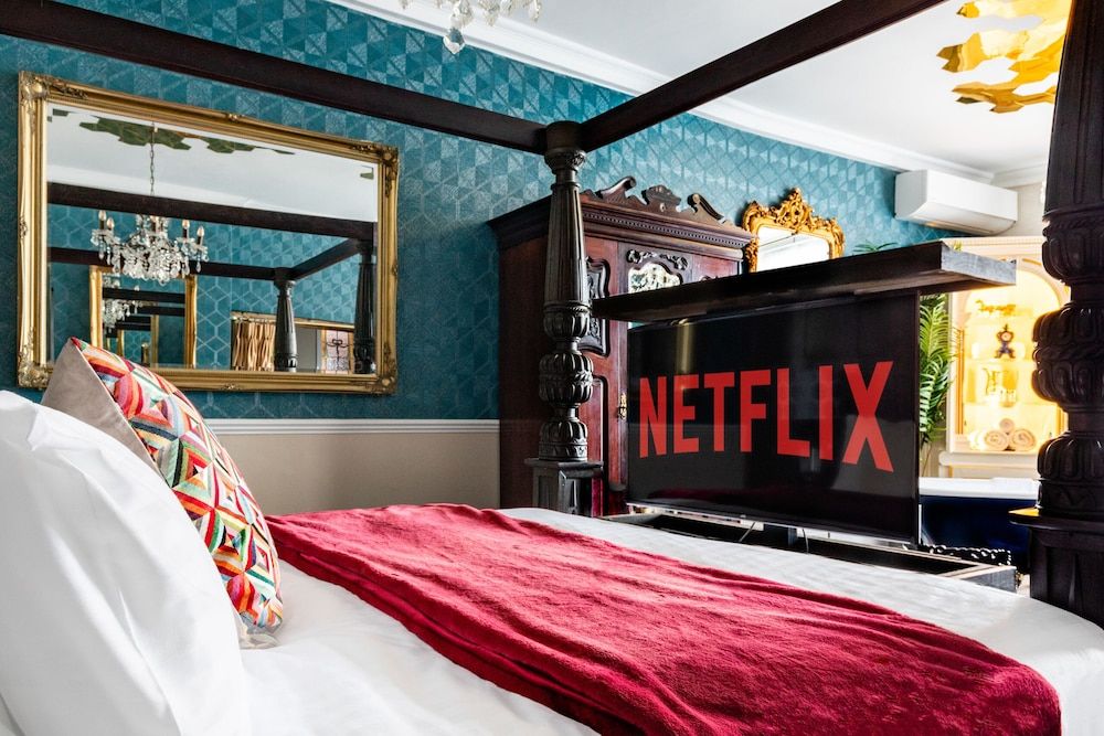 Staycations Maldon Suites Family Apartment, Private Bathroom, Courtyard View (The De Vere Suite) 3