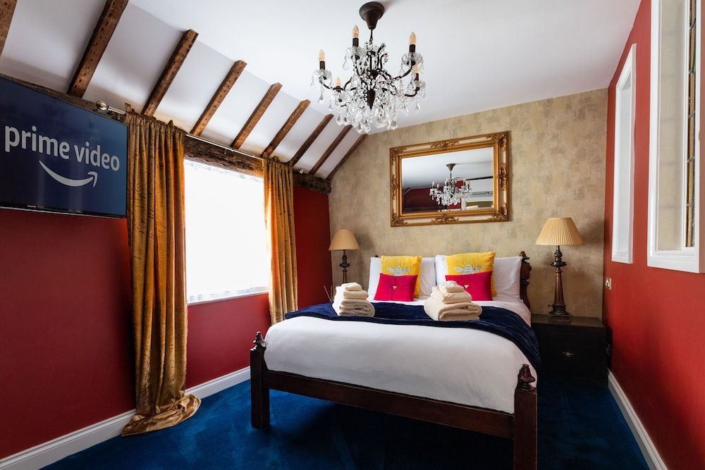 Staycations Maldon Suites Family Apartment, Private Bathroom, Courtyard View (The De Vere Suite) 4