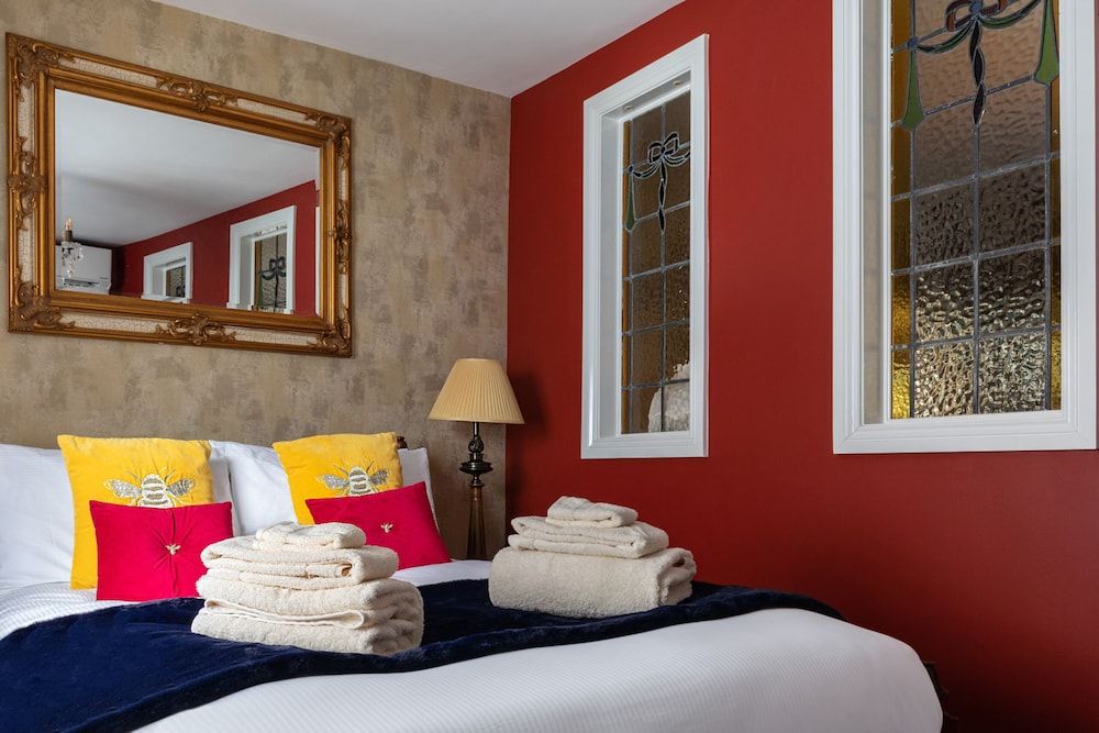 Staycations Maldon Suites Family Apartment, Private Bathroom, Courtyard View (The De Vere Suite) 5