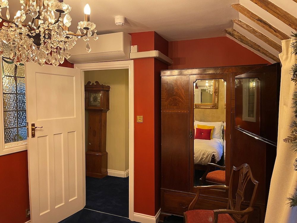 Staycations Maldon Suites Family Apartment, Private Bathroom, Courtyard View (The De Vere Suite) 20