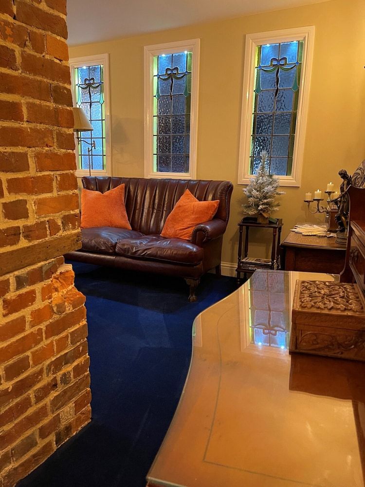 Staycations Maldon Suites Family Apartment, Private Bathroom, Courtyard View (The De Vere Suite) 23