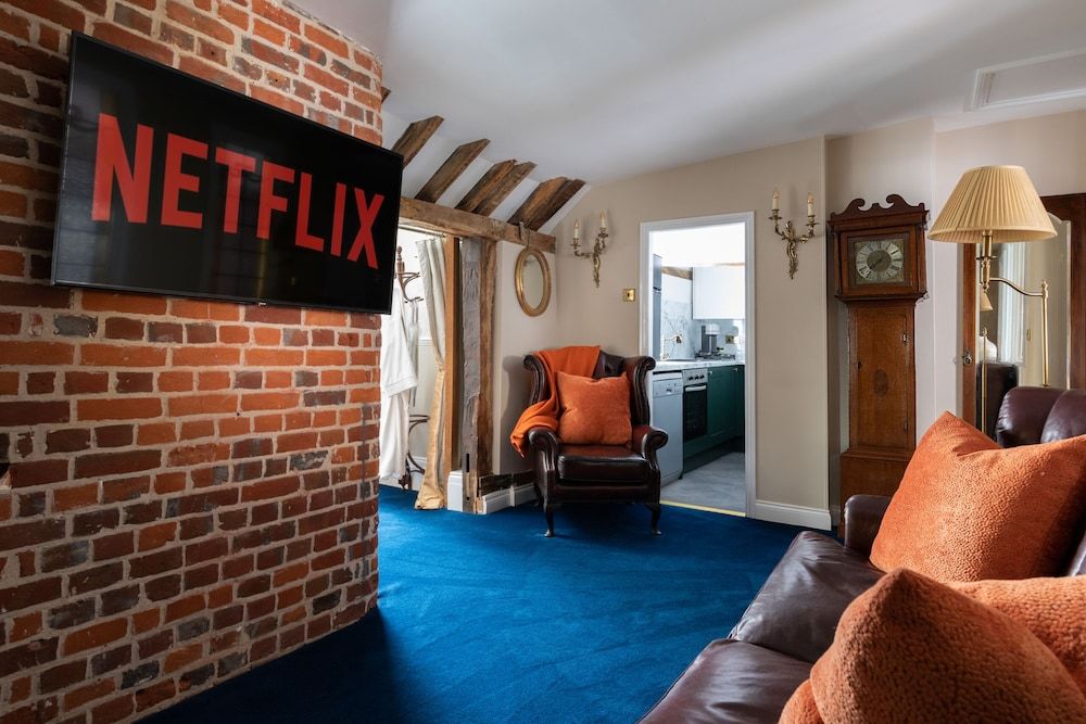 Staycations Maldon Suites Family Apartment, Private Bathroom, Courtyard View (The De Vere Suite) 26