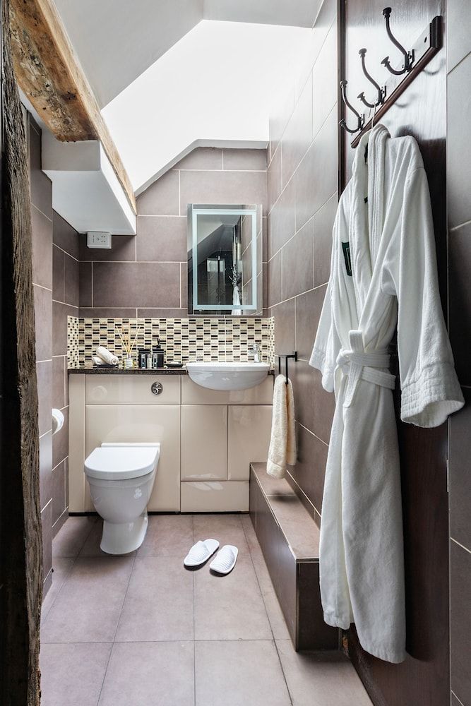 Staycations Maldon Suites Family Apartment, Private Bathroom, Courtyard View (The De Vere Suite) 10