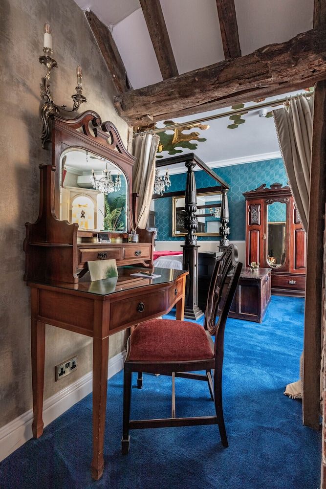 Staycations Maldon Suites Family Apartment, Private Bathroom, Courtyard View (The De Vere Suite) 18