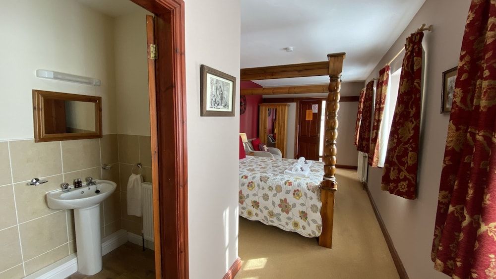 The New Inn Deluxe Double Room, Ensuite (Four Poster) 3
