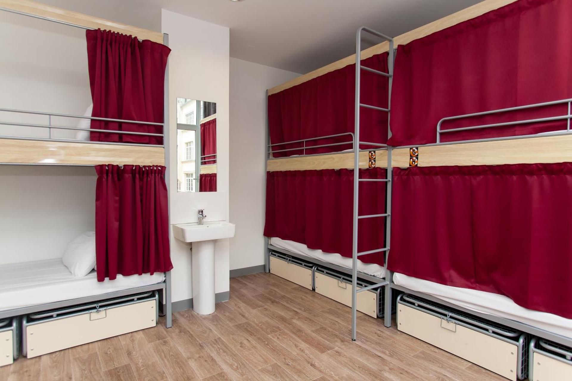 Private room (10 adults)