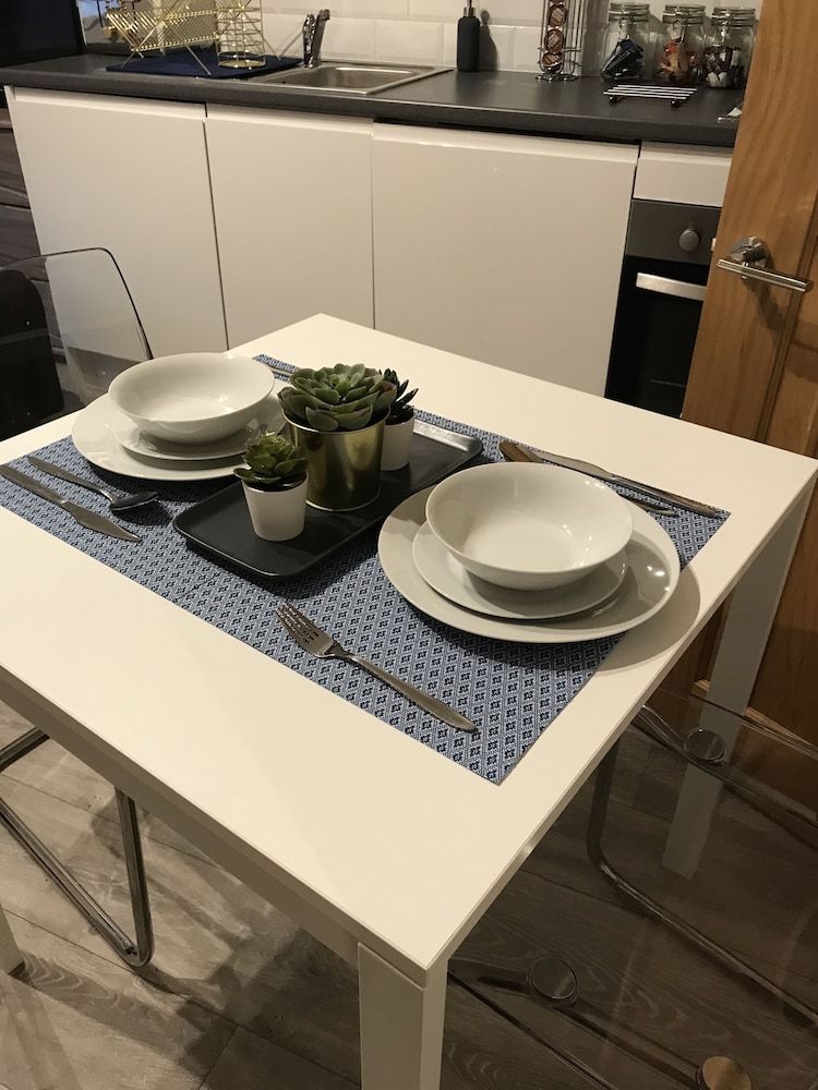 Flat 1 Helena House, 1-bed, Sleeps 2, Garden Apartment 8