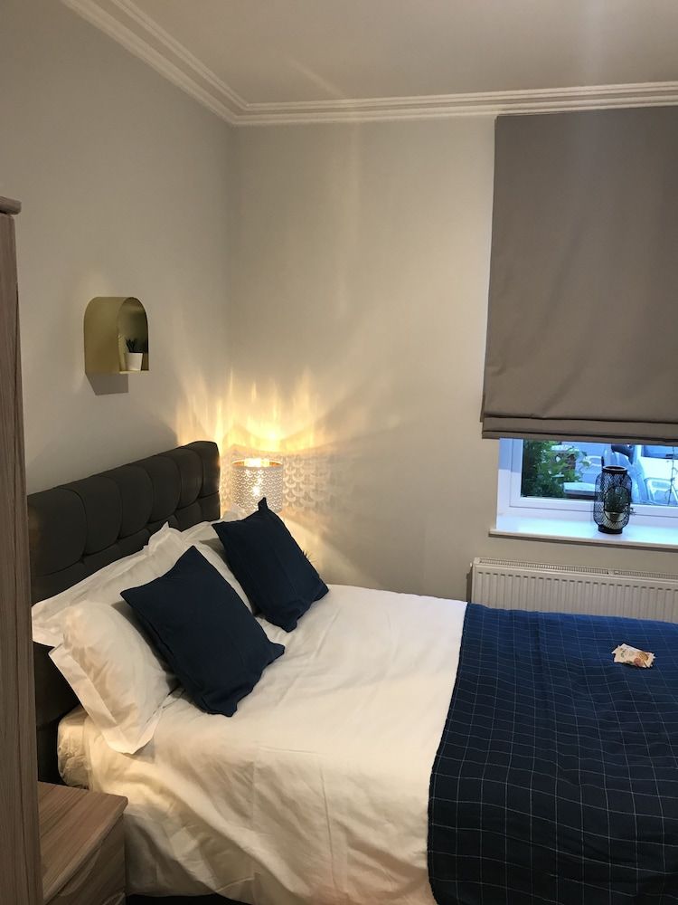 Flat 1 Helena House, 1-bed, Sleeps 2, Garden Apartment 3