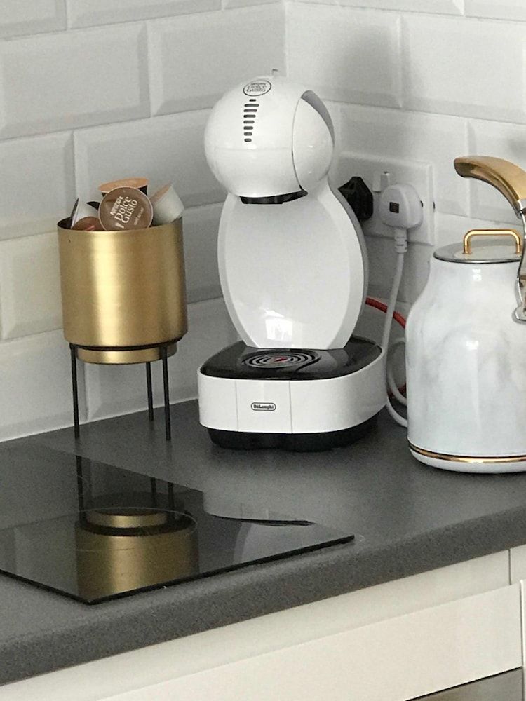 Flat 1 Helena House, 1-bed, Sleeps 2, Garden Apartment 6