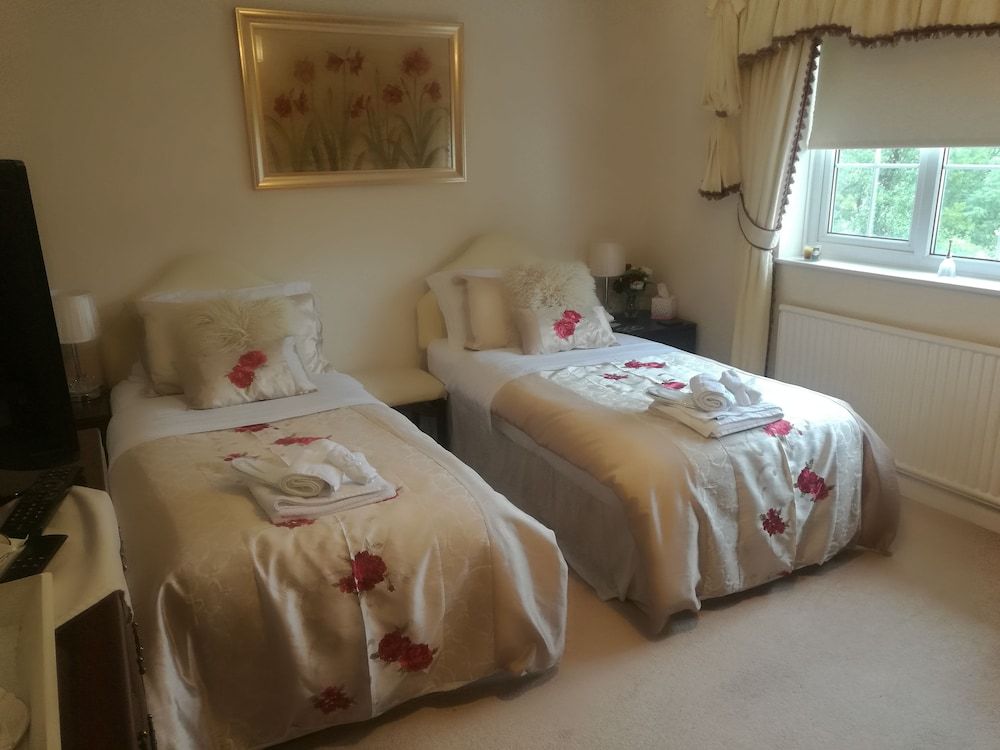 Deluxe Twin Room, Non Smoking, Shared Bathroom (Pennard Castle)