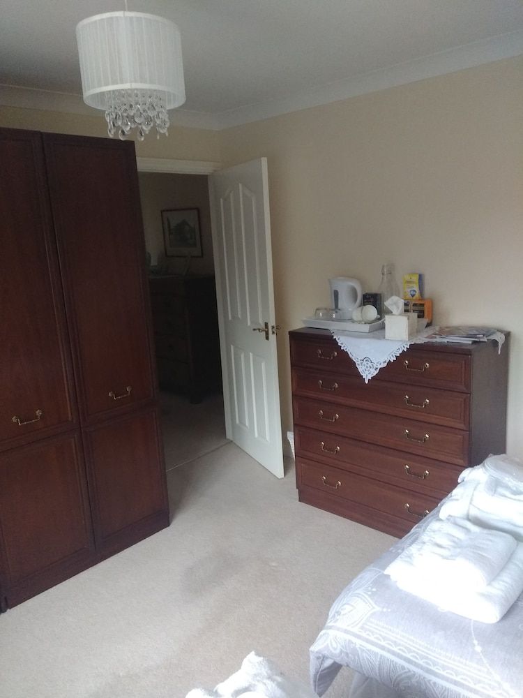 Deluxe Twin Room, Non Smoking, Shared Bathroom (Pennard Castle)