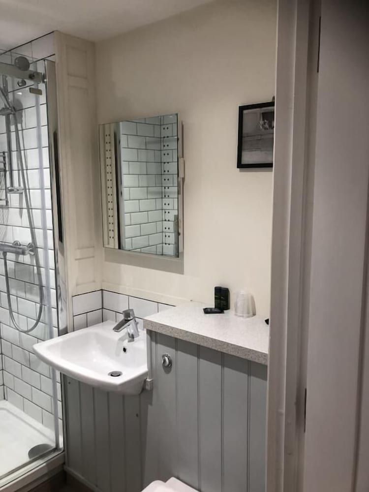 Molesworth Arms Deluxe Quadruple Room, Multiple Beds 7