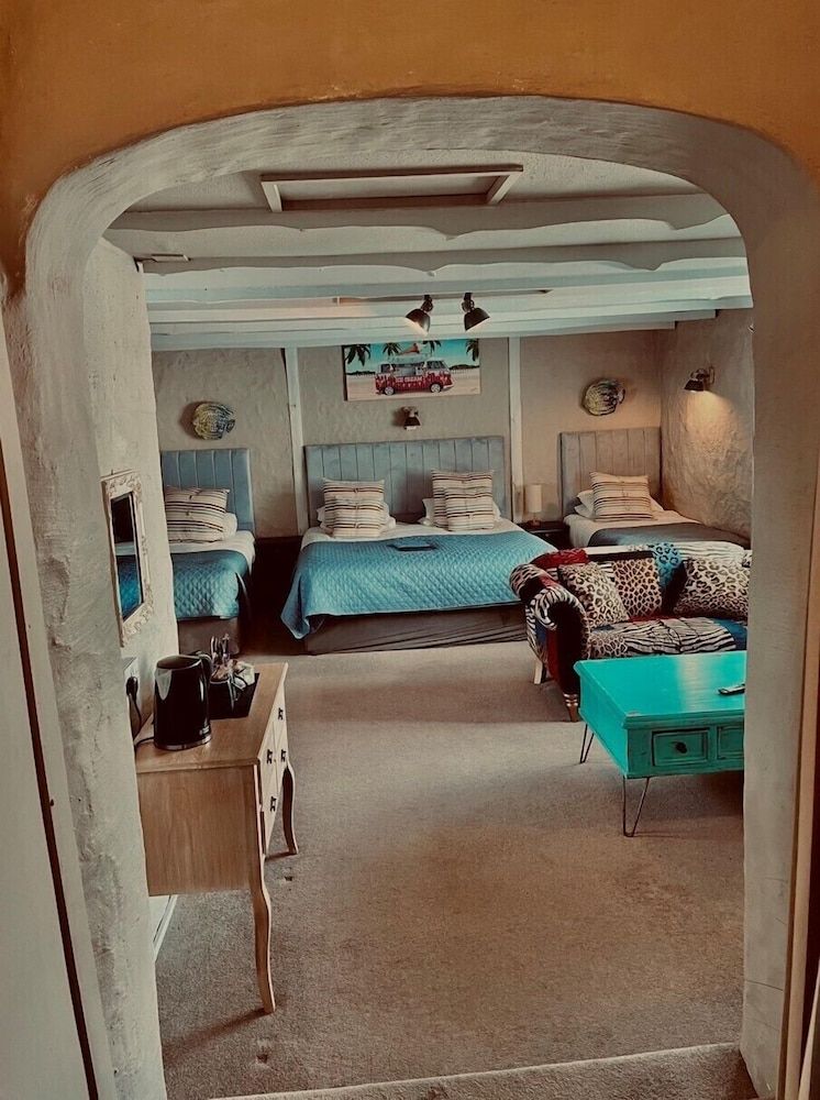 Molesworth Arms Deluxe Quadruple Room, Multiple Beds 3