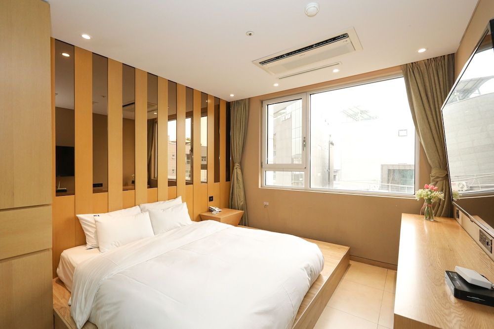 Hotel The Designers Hongdae Standard Double Room 2