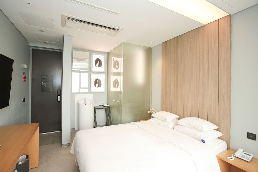 Hotel The Designers Hongdae Standard Double Room 4