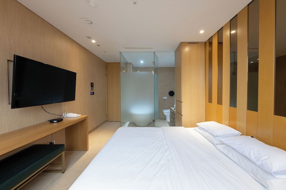 Hotel The Designers Hongdae Standard Double Room 14