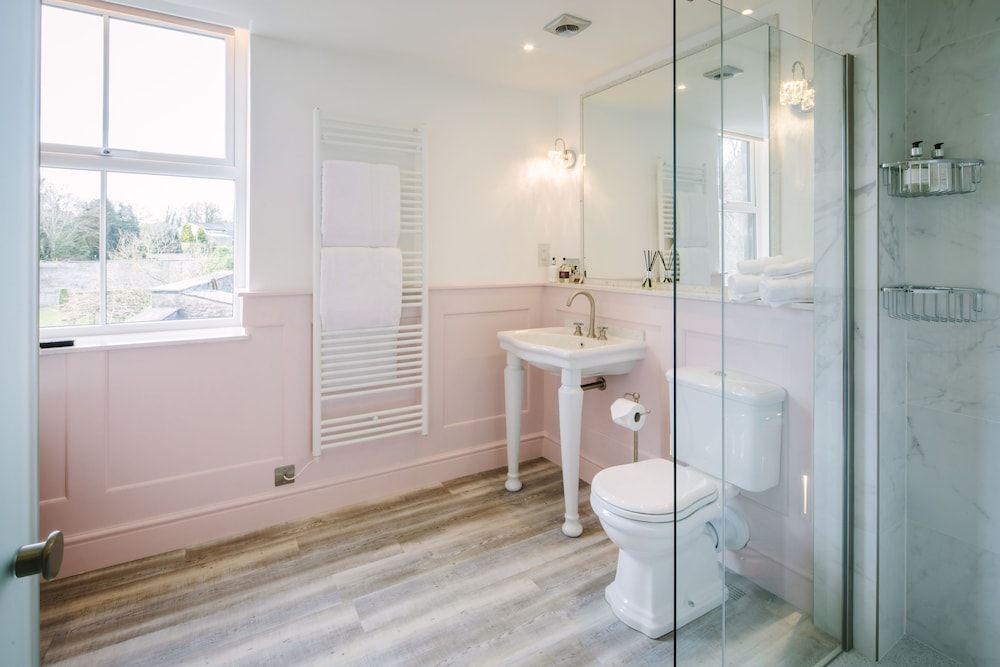 Absoluxe Suites The Parisian Luxury Suite, 1 King Bed 5