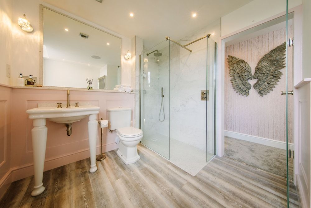 Absoluxe Suites The Parisian Luxury Suite, 1 King Bed 4