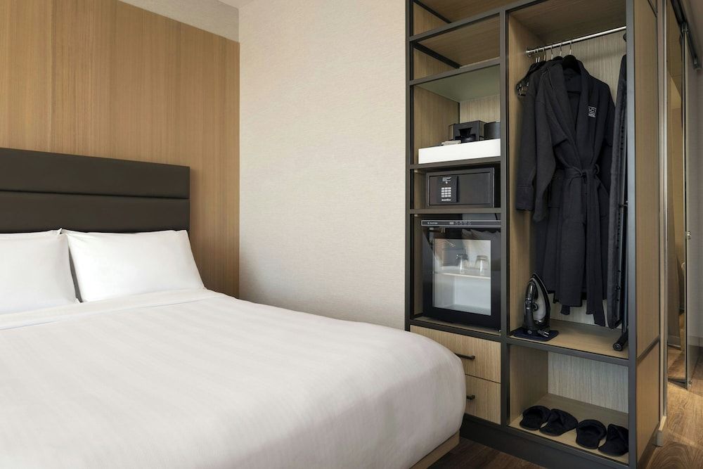 Premium Room, 1 King Bed, Non Smoking, Mountain View