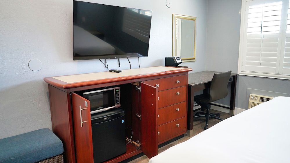 Seaside Inn & Suites Newly Remodeled Room, King Bed, Non-Smoking 3