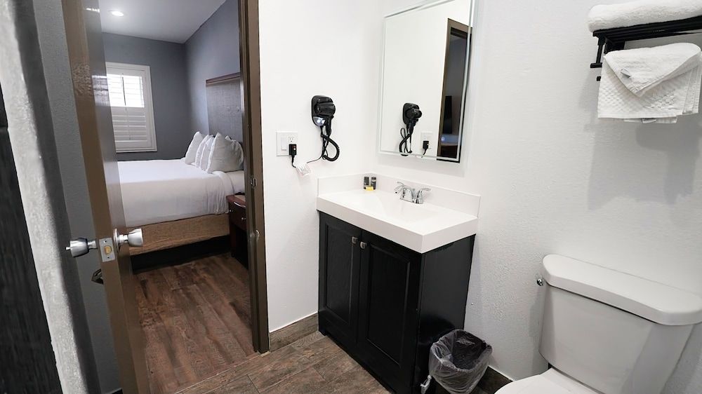 Seaside Inn & Suites Newly Remodeled Room, King Bed, Non-Smoking 11