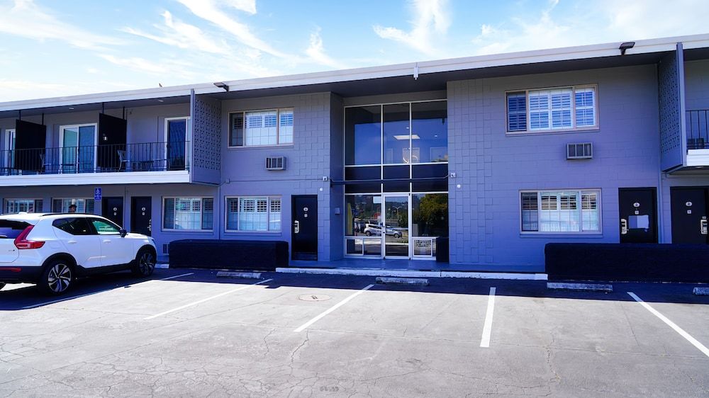 undefined Seaside Inn & Suites 8