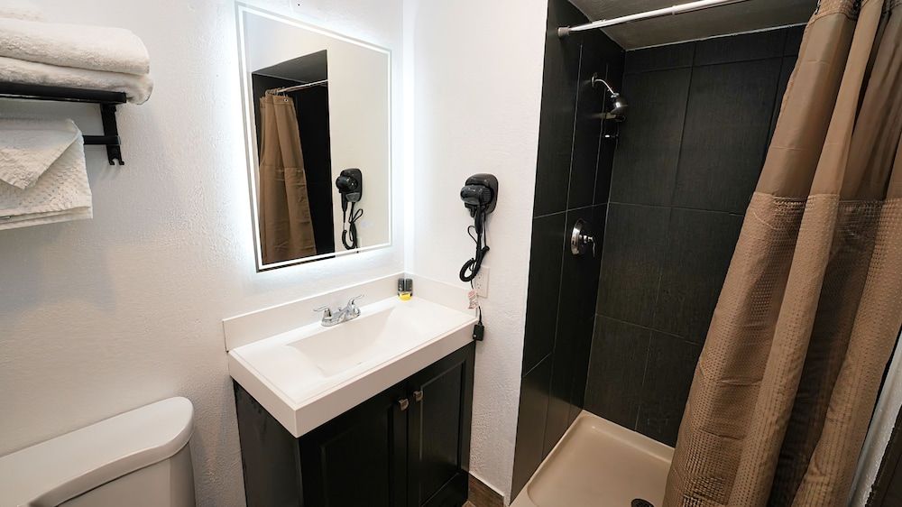 Seaside Inn & Suites Newly Remodeled Room, King Bed, Non-Smoking 9