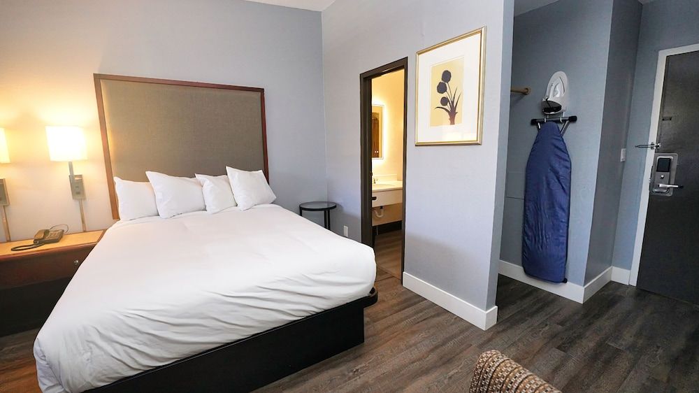 Seaside Inn & Suites Newly Remodeled Room, King Bed, Non-Smoking 13