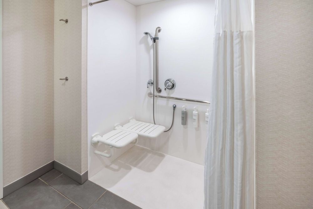Room, 2 Queen Beds, Accessible (3x3 Shower)