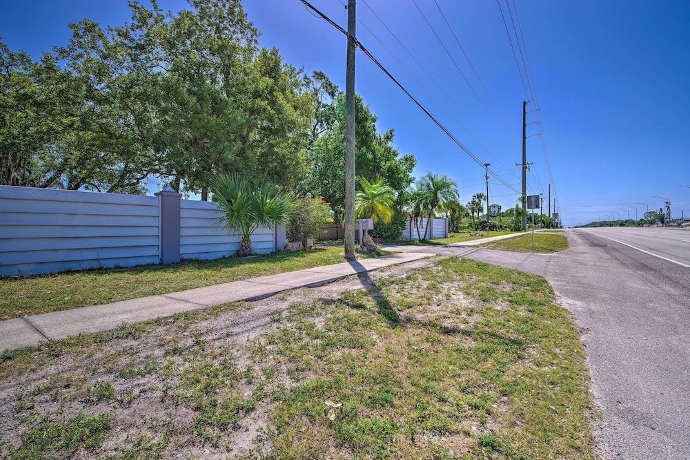 Waterfront Villa With Deck & Dolphin Watching!